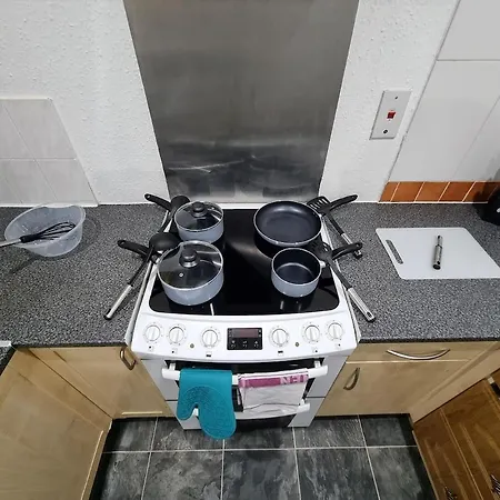 -f1-gh- Enjoy A Wonderful In Our Cosy Luxurious, Spacious Ground Floor Apartment, Free Parking, Free Wifi Apartment Leeds (West Yorkshire)